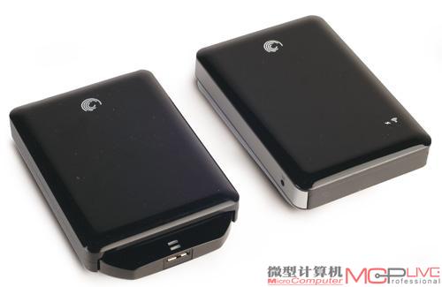 （左为GoFlex，右为Satellite）Satellite尺寸为120mm（长）×90mm（宽）×22mm（高），其实比起GoFlex的120mm×89mm×22mm，内置了电池和无线模块的它显得并不“臃肿”。轻薄度肯定不及某些以轻薄著称的产品，不过放在手袋或者背包中也并不觉得很累赘。