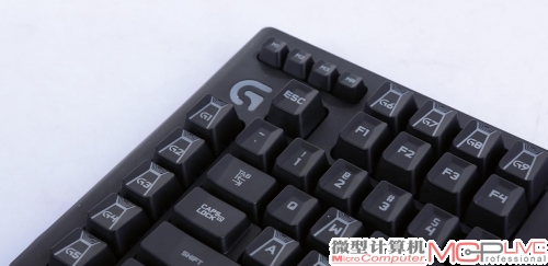 G910总共有9个可自定义编程的游戏辅助按键，5个排列在左侧，4个位于F1按键的上方。通过M1、M2、M3的切换，9个G键可一共实现27种自定义宏。不过就实际体验而言，左侧的这5个G按键还是存在容易被误按的情况，相比G710没有太明显的改善。